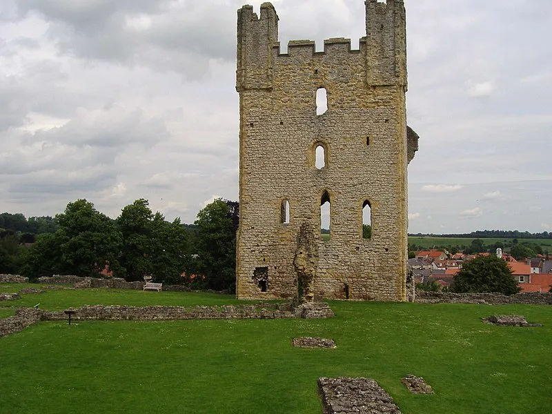 800px-east tower of helmsley castle - geograph.org.uk - 2167266