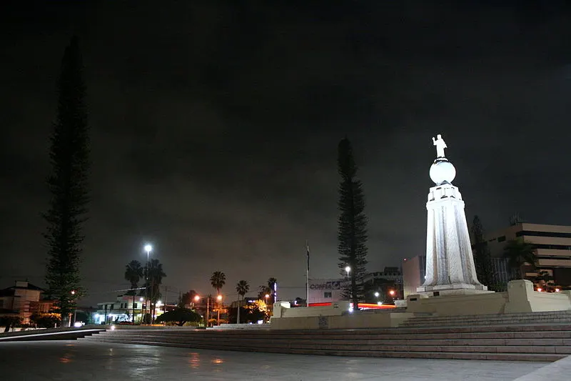 800px-el salvador del mundo-san salvador