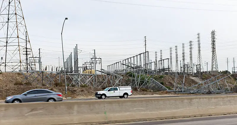 800px-electrical towers under construction la