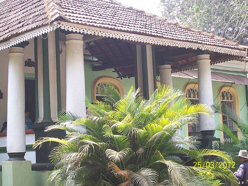 800px-entrance of casa araujo alvares in loutelim goa - panoramio