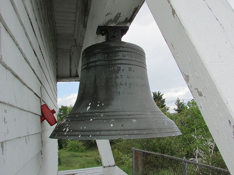 800px-fort point light river beacon fog bell