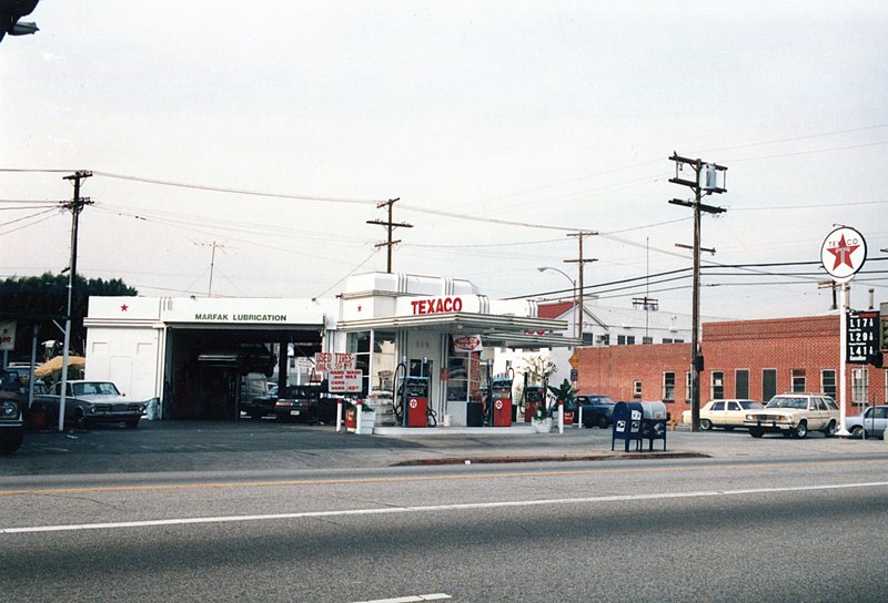800px-gilmore gas station in los angeles %2849304411353%29