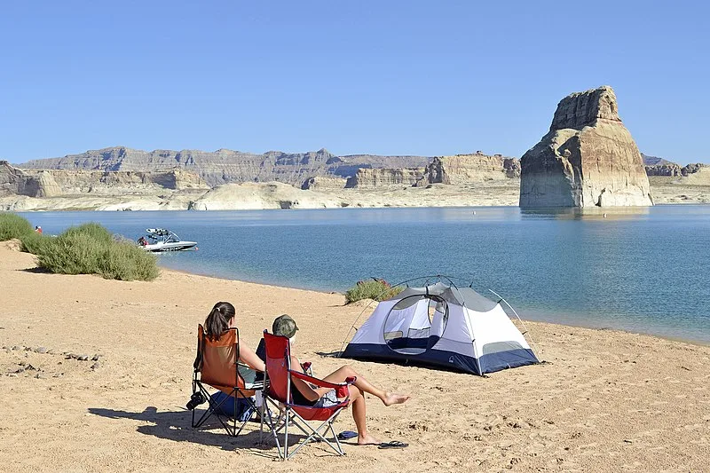 800px-glen canyon national recreation area - lake powell - camping at lone rock beach
