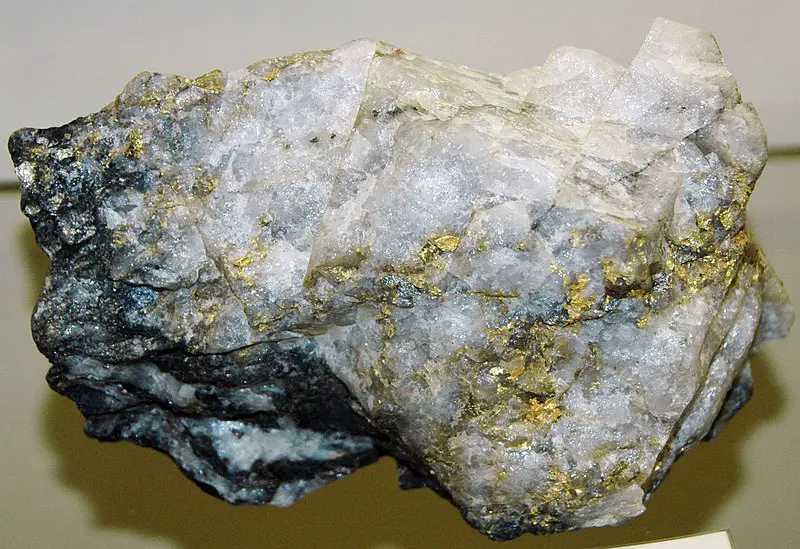 800px-gold in quartz %28homestake mine%2c lead%2c black hills%2c south dakota%2c usa%29 1 %2816540784614%29