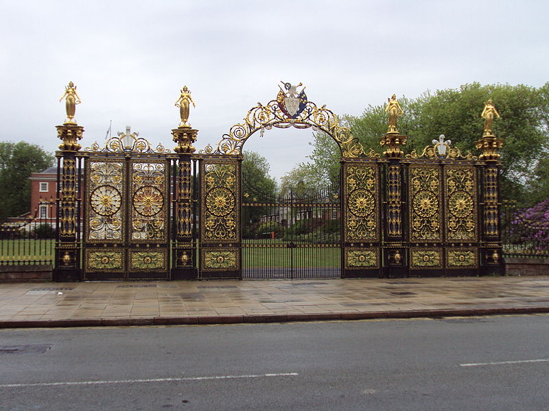 800px-golden gates of warrington town hall - dsc05910
