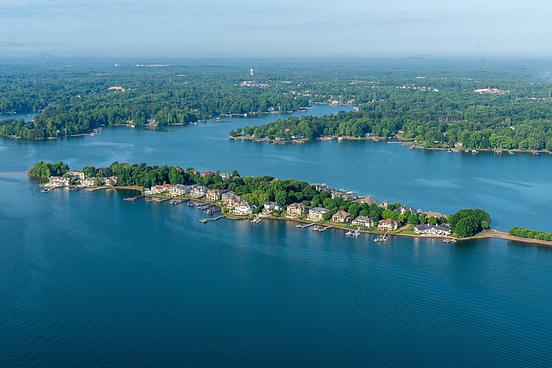 800px-governors-island-lake-norman
