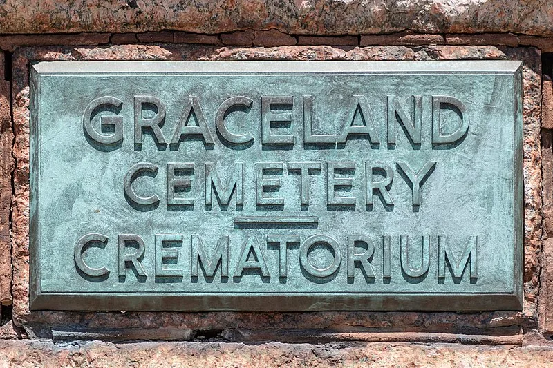 800px-graceland cemetery chicago entrance plaque 2019-1542