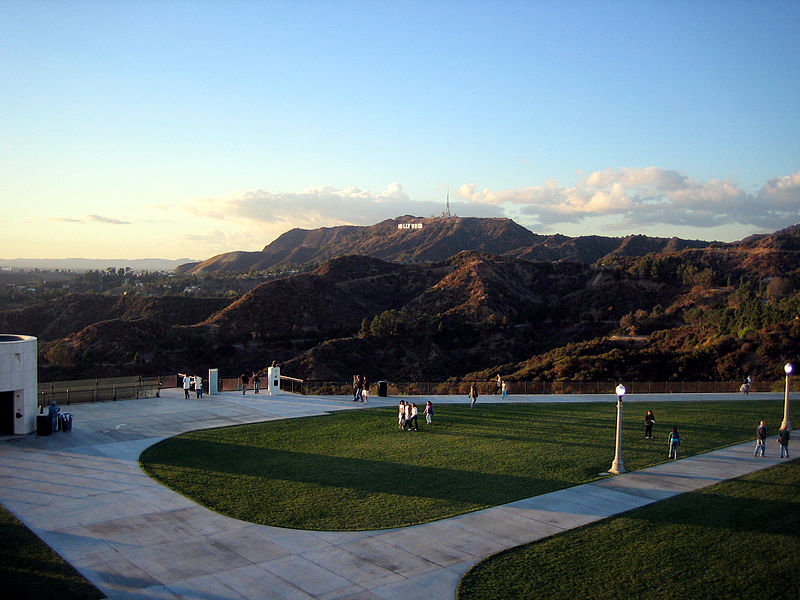 800px-griffith observatory entrance lawn with hollywood sign