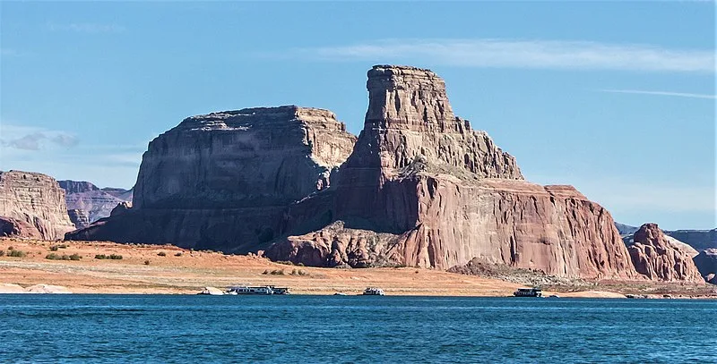 800px-gunsight butte%2c lake powell%2c glen canyon