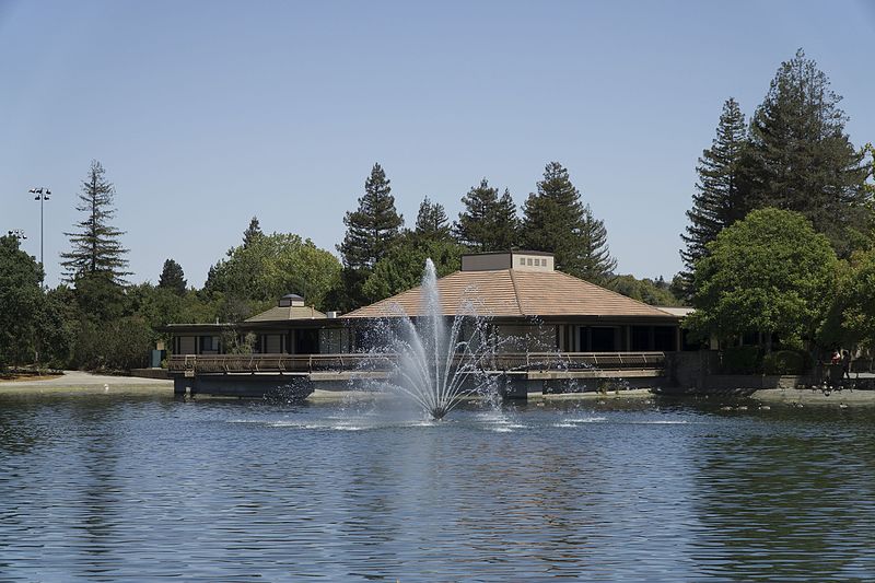 800px-heather farm park lake and clubhouse with fountain