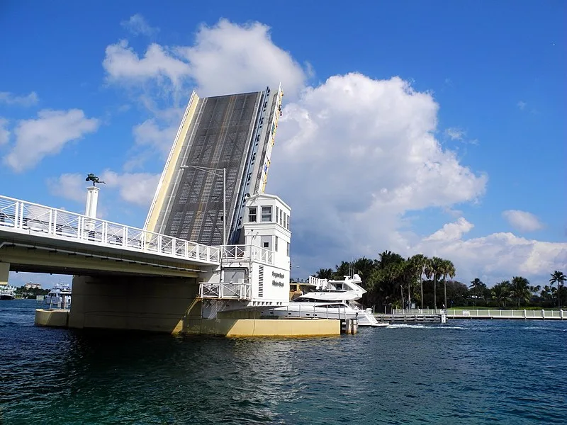 800px-hillsboro inlet bridge opened for a boat - pompano beach%2c fl %282018%29