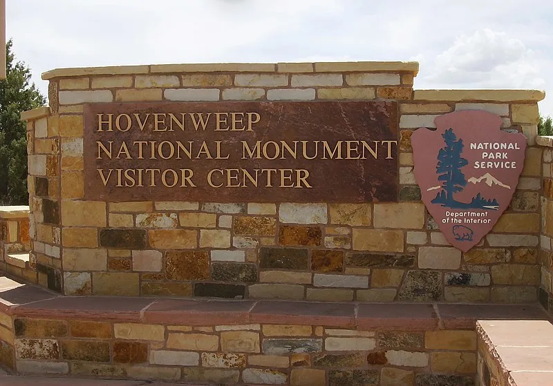 800px-hovenweep national monument visitor center sign