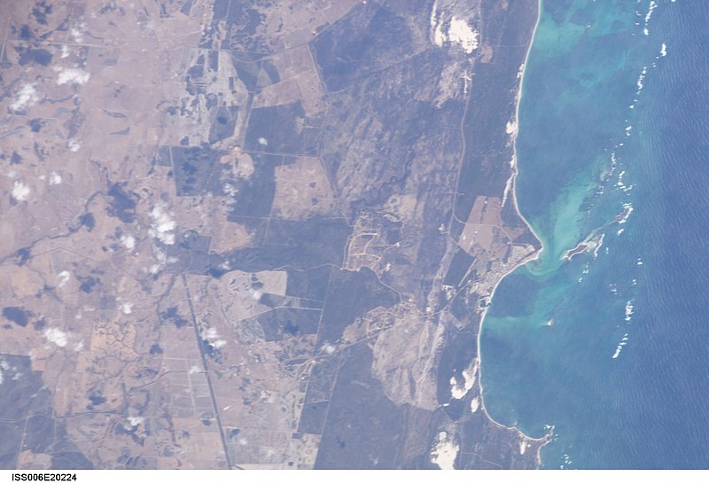 800px-iss006-e-20224 - view of western australia