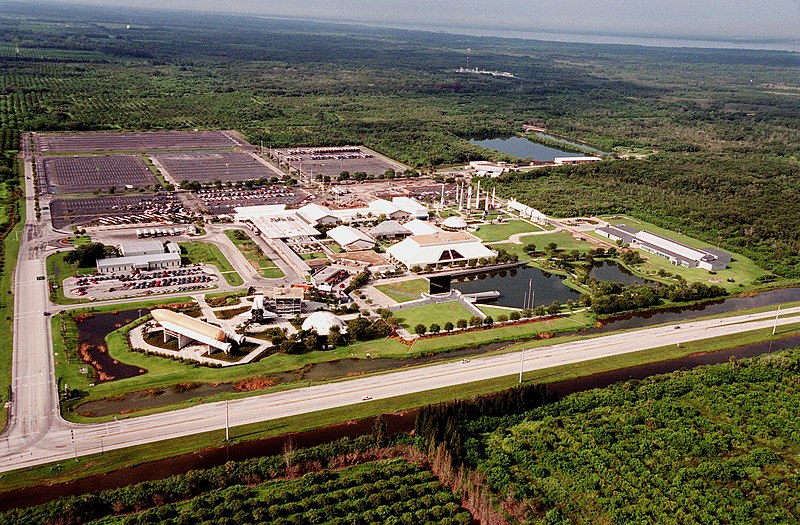 800px-kennedy space center visitor complex %28ksc-98pc-1058%29