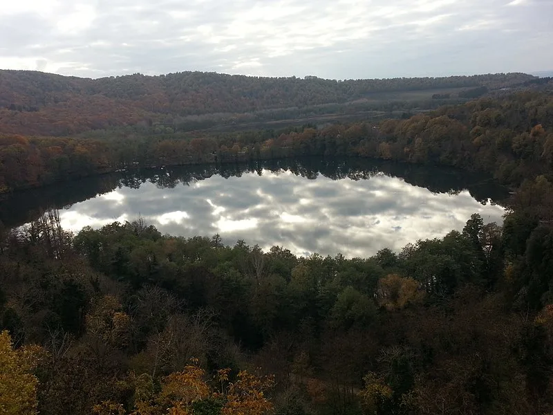 800px-laghi di monticchio%2c basilicata %28lago piccolo%29