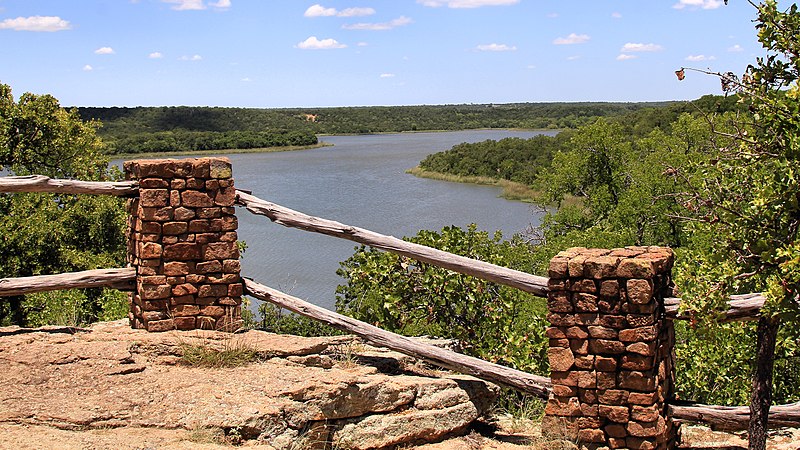 800px-lake mineral wells state park view