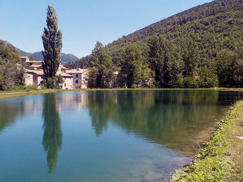 800px-lake rio freddo%2c perticano%2c monte cucco regional park%2c italy