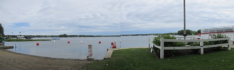 800px-lake webster %28beach pan%29