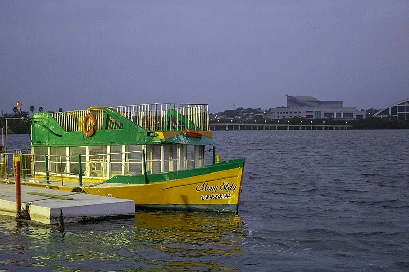 800px Lancha TurC3ADstica 800px-lancha tur%c3%adstica