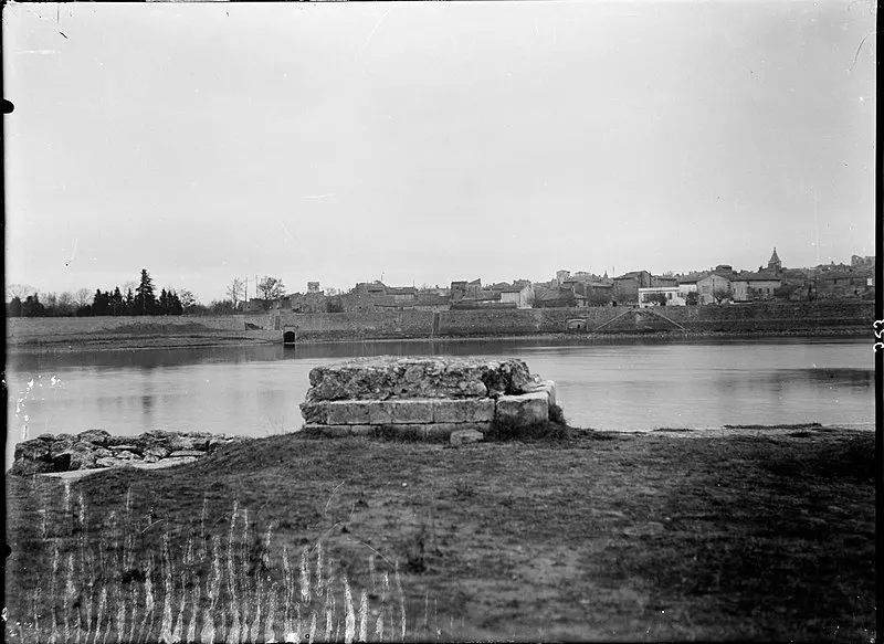 800px-les quais d%27arles