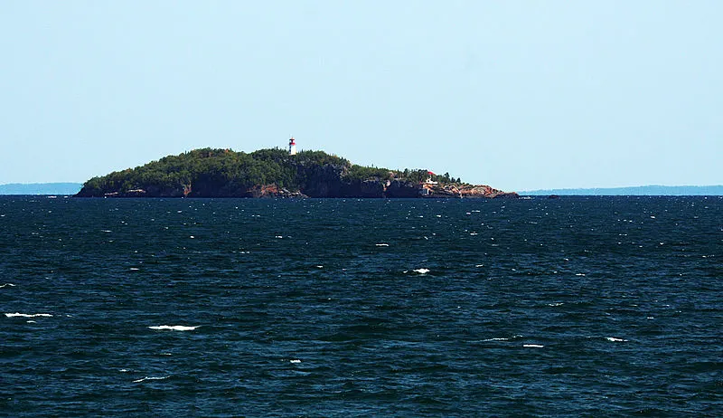 800px-lighthouse near sleeping giant