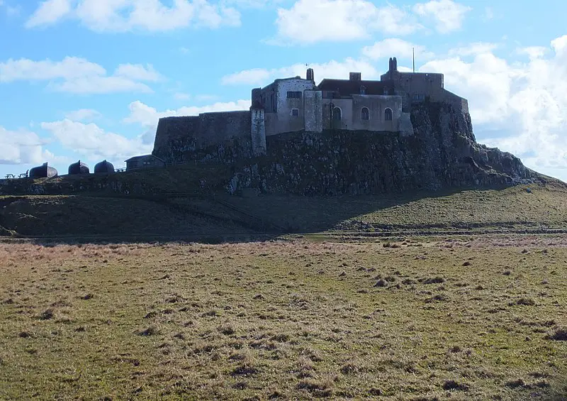 800px-lindisfarne castle from the north - geograph.org.uk - 3394555