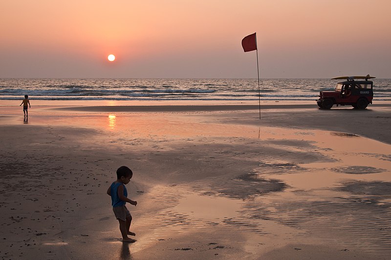 800px-mandrem beach at sunset%2c mandrem%2c goa%2c india