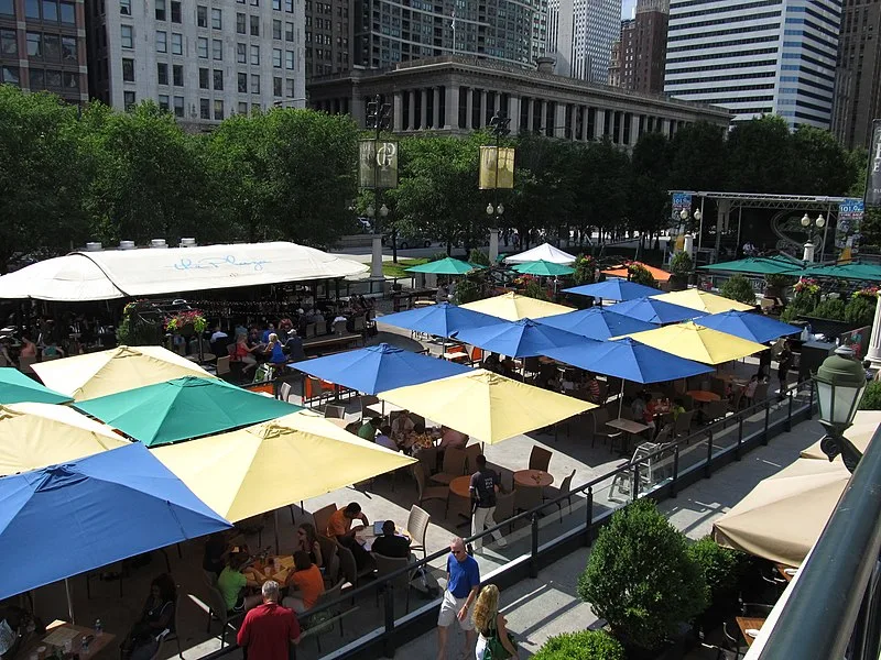 800px-mccormick tribune plaza %26 ice rink%2c millennium park%2c chicago%2c illinois %289181705672%29