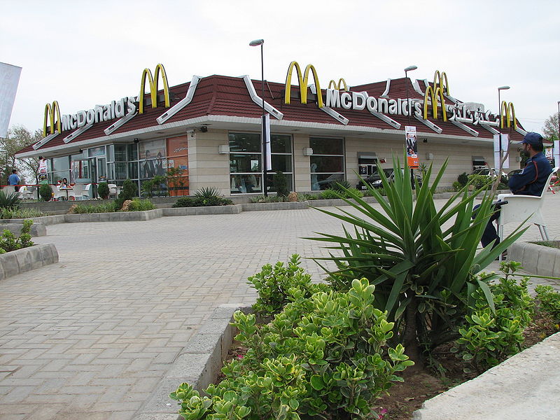 800px-mcdonald%27s by f-9 park in islamabad