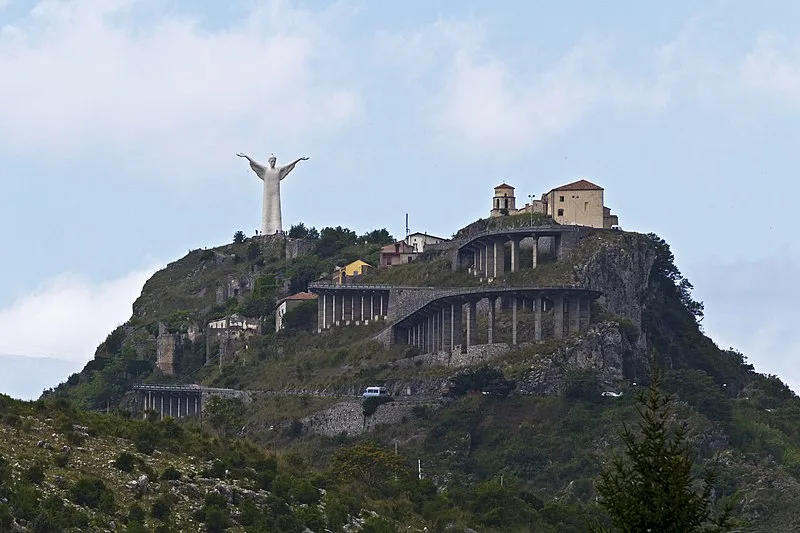 800px-monte san biagio e statua del redentore