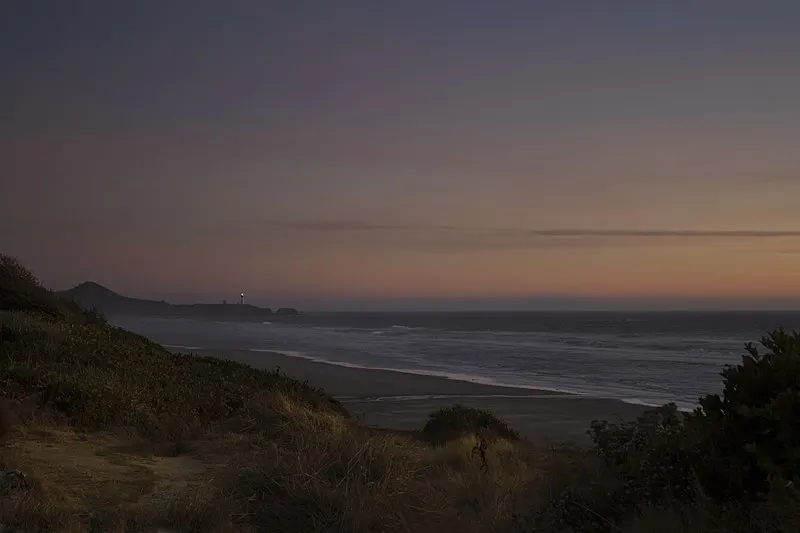 800px-moolack beach and lighthouse%2c at sunset%2c oregon - flickr - bonnie moreland %28free images%29