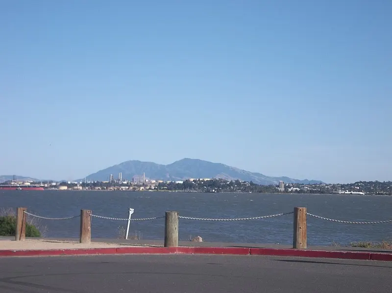 800px-mount diablo and carquinez strait from benicia pier 2022-04-17 1730