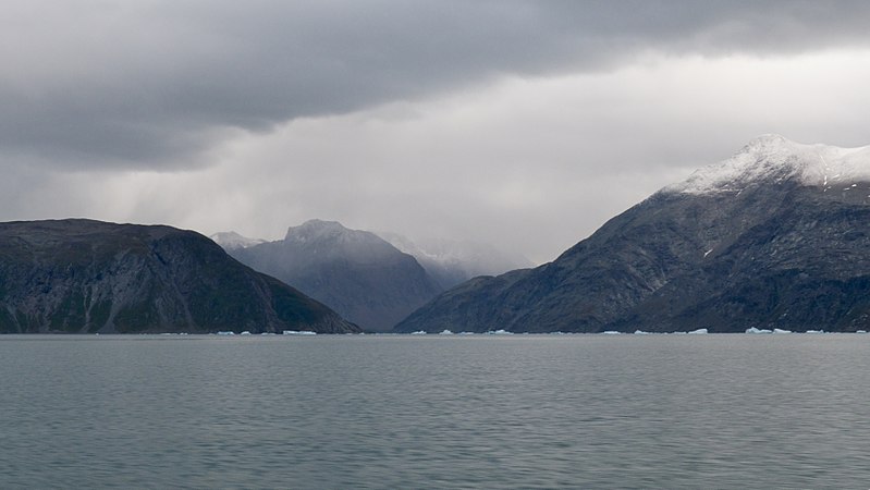 800px-mountains%2c tunulliarfik fjord %286141003305%29