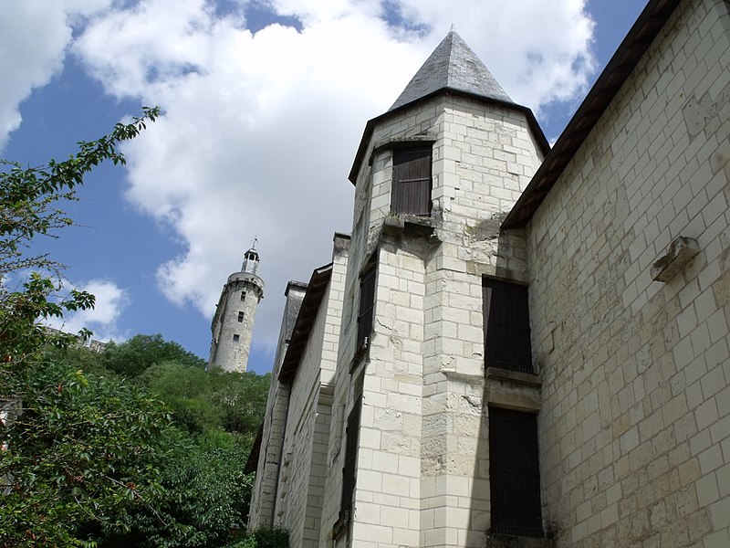 800px-musee le carrol - rue haute saint-maurice%2c chinon - la tour de l%27horloge of ch%c3%a2teau de chinon %283727939798%29