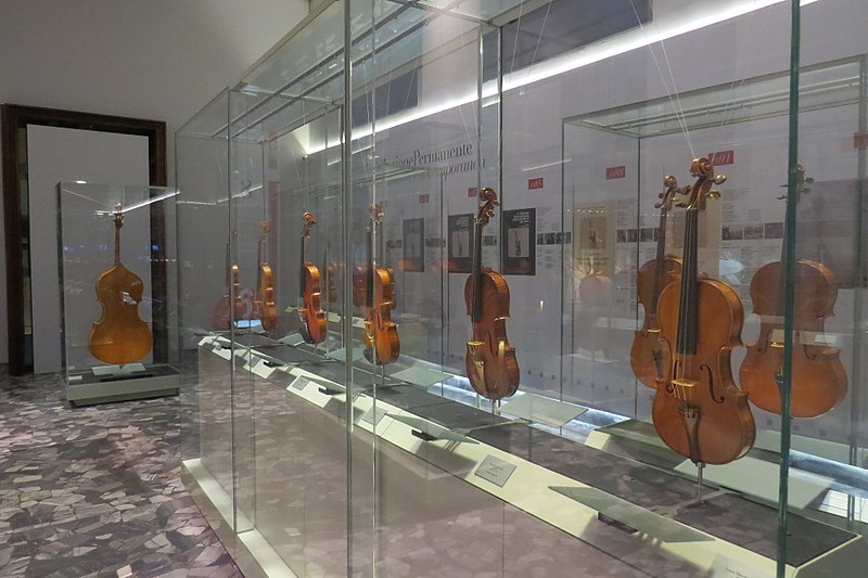 800px-museo del violino di cremona %2833745955900%29