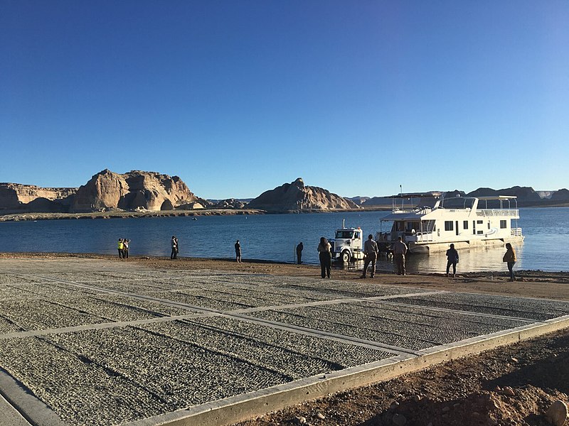 800px-nps staff observe a houseboat retrieval on the new stateline auxiliary ramp %284aac7614-cf9e-4526-81a9-ecb7eaa4cfff%29