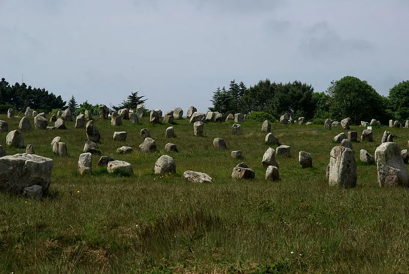 800px-neolithic menhirs near carnac%2c brittany %28france%29. 07