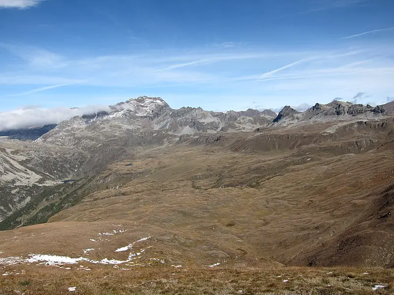 800px-north view from top of monte corbernas - valle devero%2c piedmont%2c italy - 2018-10-03