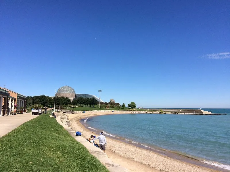 800px-northerly island beach - chicago%2c illinois