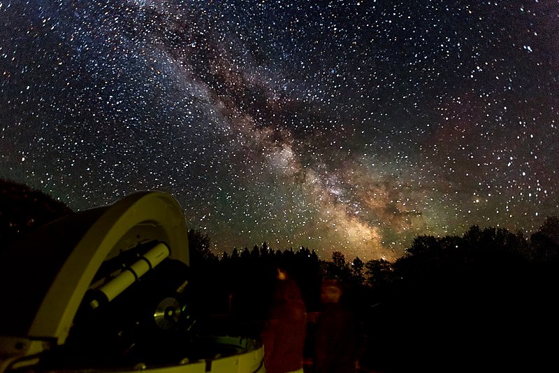 800px-observing the stars over the killarney provincial park observatory