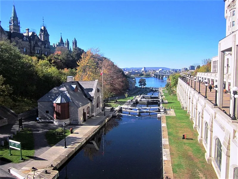 800px-ottawa locks at colonel by valley-rideau canal- ottawa-ontario-5727-20131011
