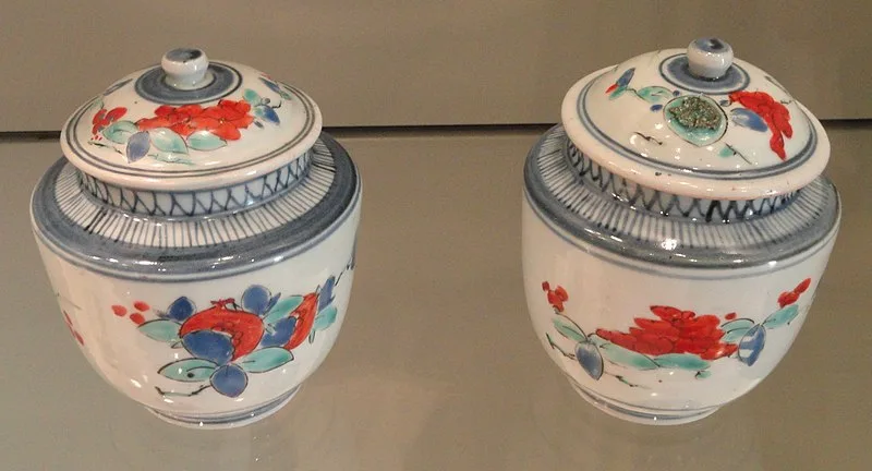 800px-pair of jars with floral designs%2c c. 1660-1680%2c arita%2c hard-paste porcelain with underglaze blue and overglaze enamels - gardiner museum%2c toronto - dsc00447