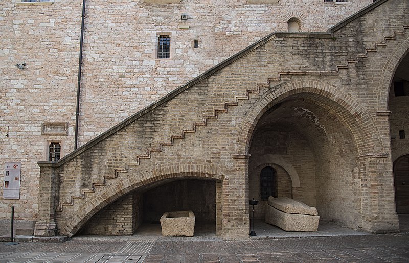 800px-palazzo trinci-scalinata