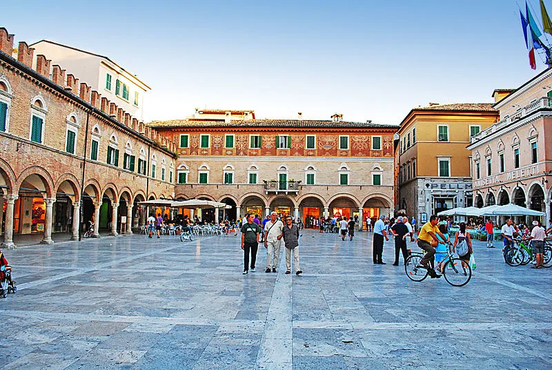 800px-piazza del popolo %28ascoli piceno%29