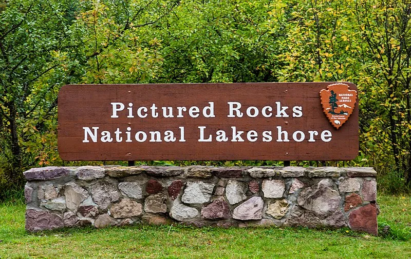 800px-pictured rocks national lakeshore%2c upper peninsula%2c michigan %2829562612617%29