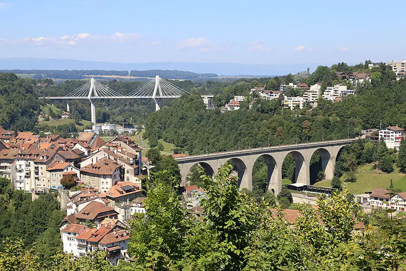 800px-pont de la poya und pont de zaehringen von der loretokapelle fribourg-1