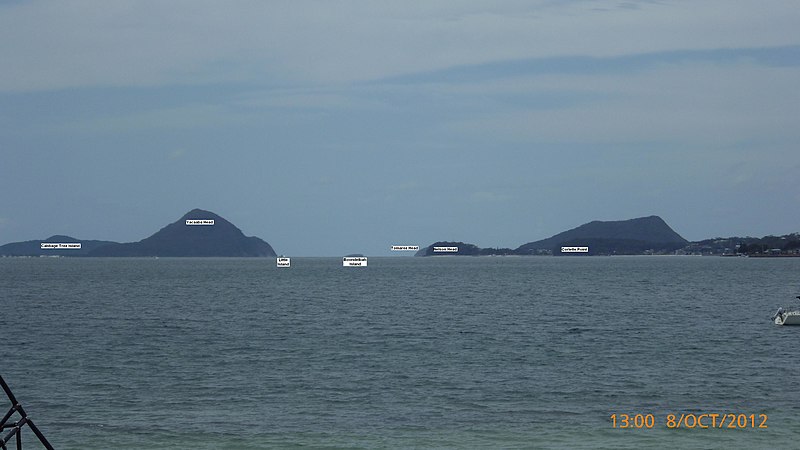 800px-port stephens headlands from salamander bay 01 annotated