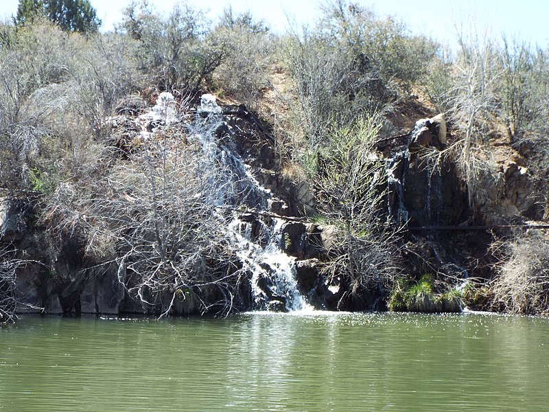 800px-prescott valley-lynx creek district-fain park water fall on fain lake-2