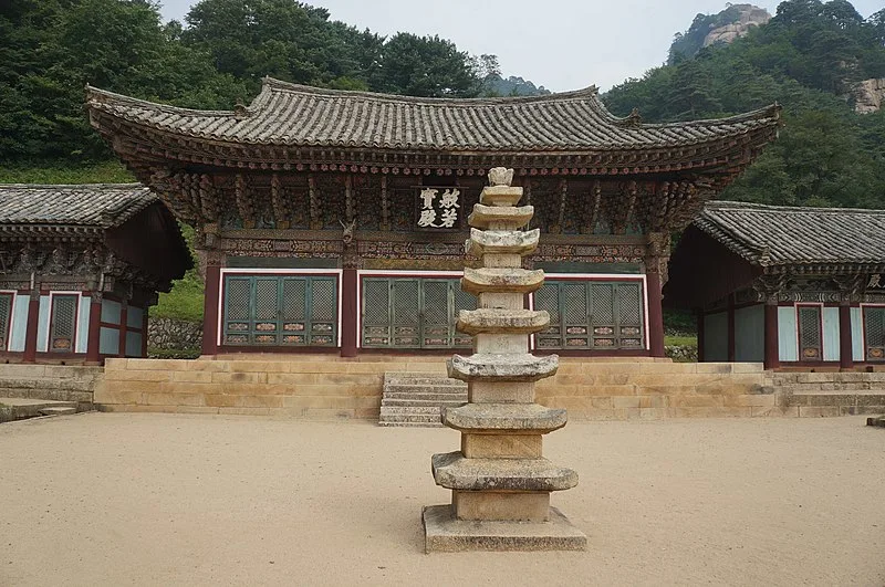 800px-pyohunsa temple - mount kumgang north korea %2810449400303%29