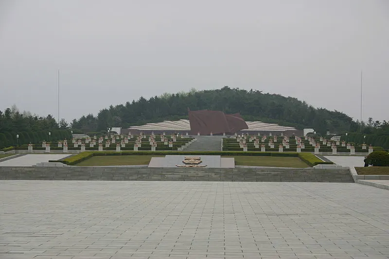 800px-pyongyang revolutionary cemetery - overview